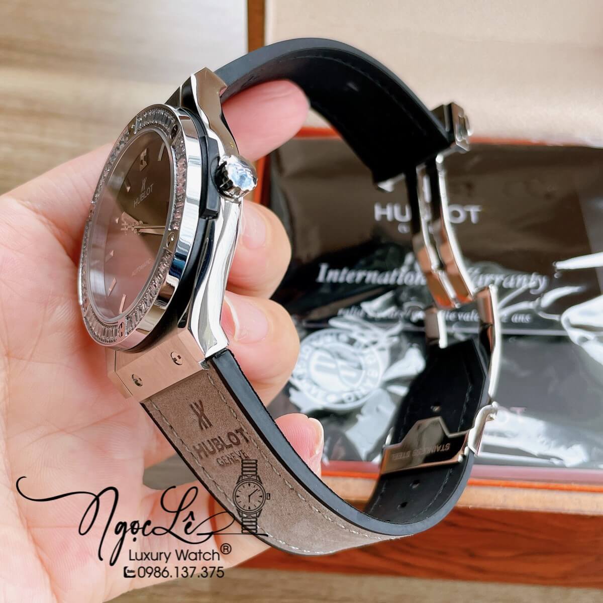 Đồng Hồ Nam Hublot Classic Fusion 42mm Dây Da Silicon Xám Vỏ Bạc Đính Đá Ống