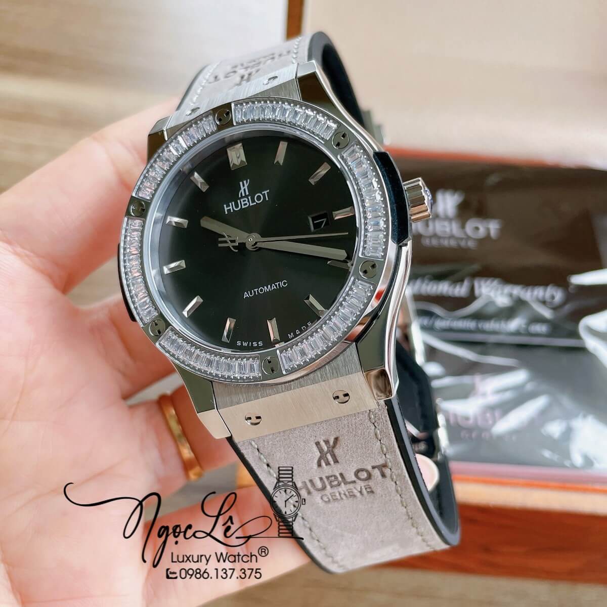 Đồng Hồ Nam Hublot Classic Fusion 42mm Dây Da Silicon Xám Vỏ Bạc Đính Đá Ống