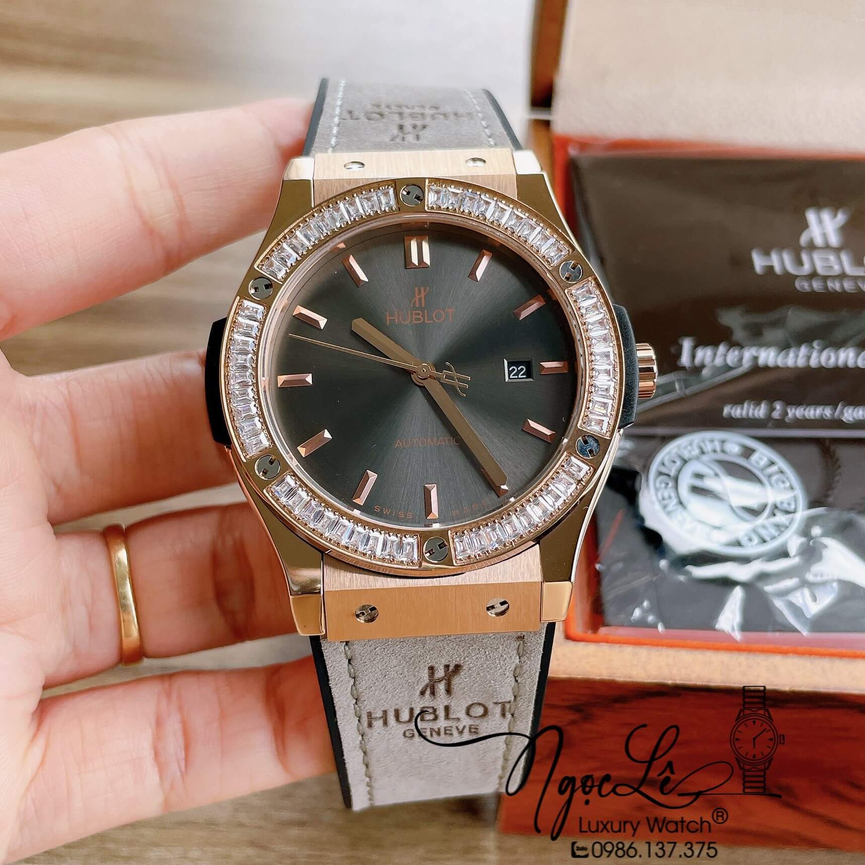 Đồng Hồ Nam Hublot Classic Fusion 42mm Dây Da Silicon Xám Mặt Xám Vỏ Rose Đính Đá
