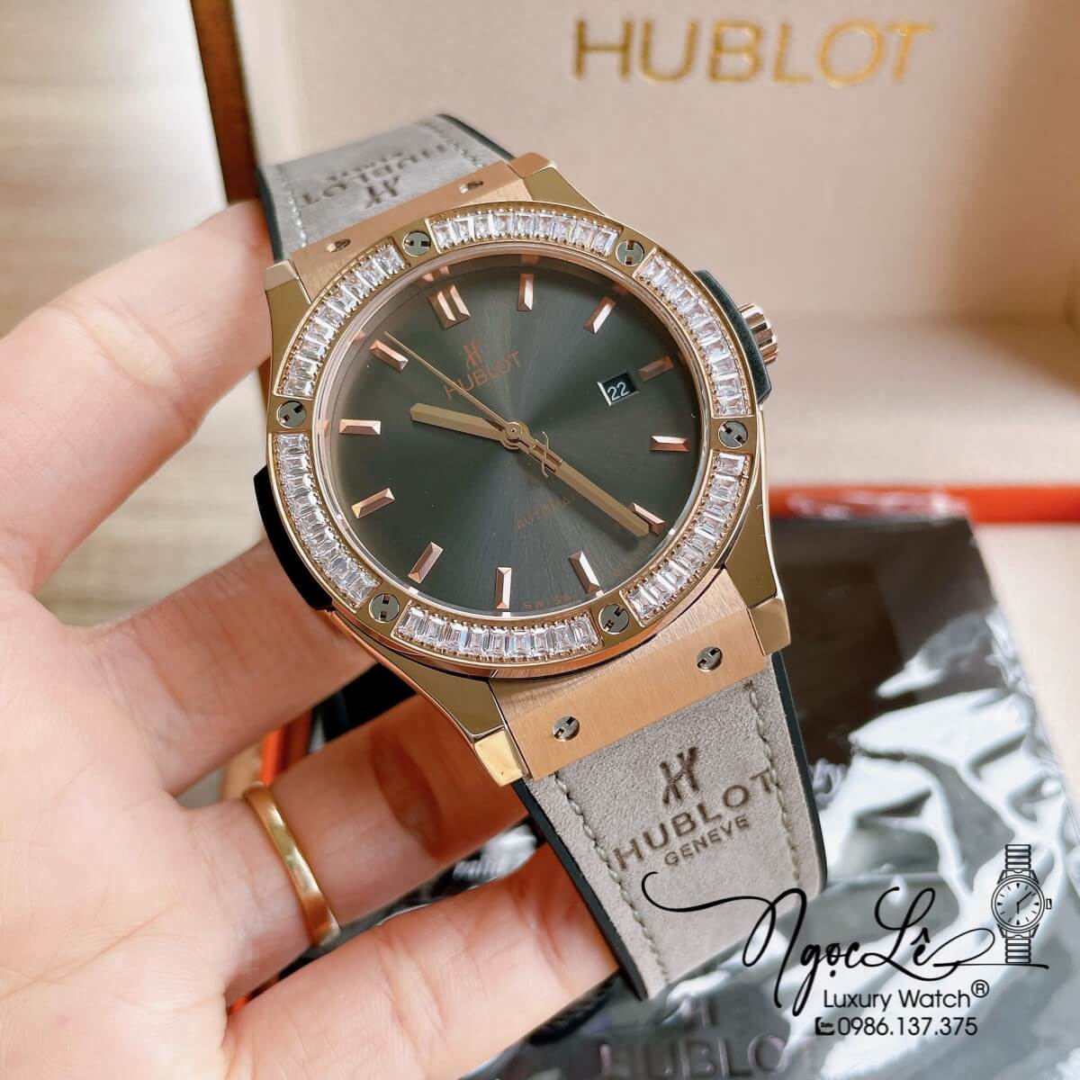 Đồng Hồ Nam Hublot Classic Fusion 42mm Dây Da Silicon Xám Mặt Xám Vỏ Rose Đính Đá