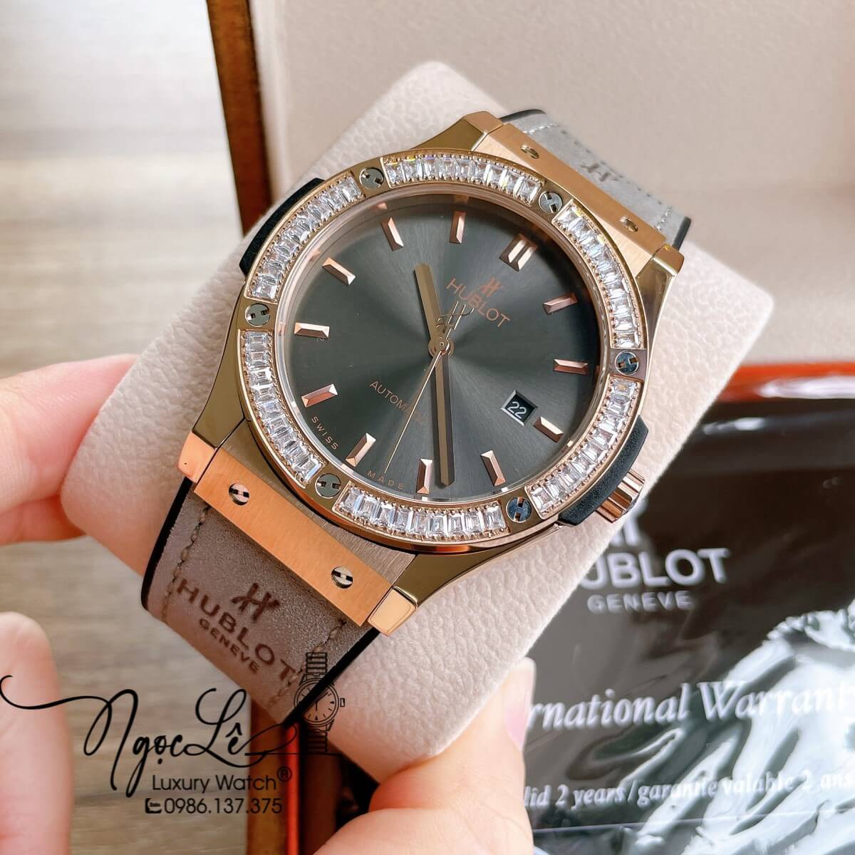 Đồng Hồ Nam Hublot Classic Fusion 42mm Dây Da Silicon Xám Mặt Xám Vỏ Rose Đính Đá