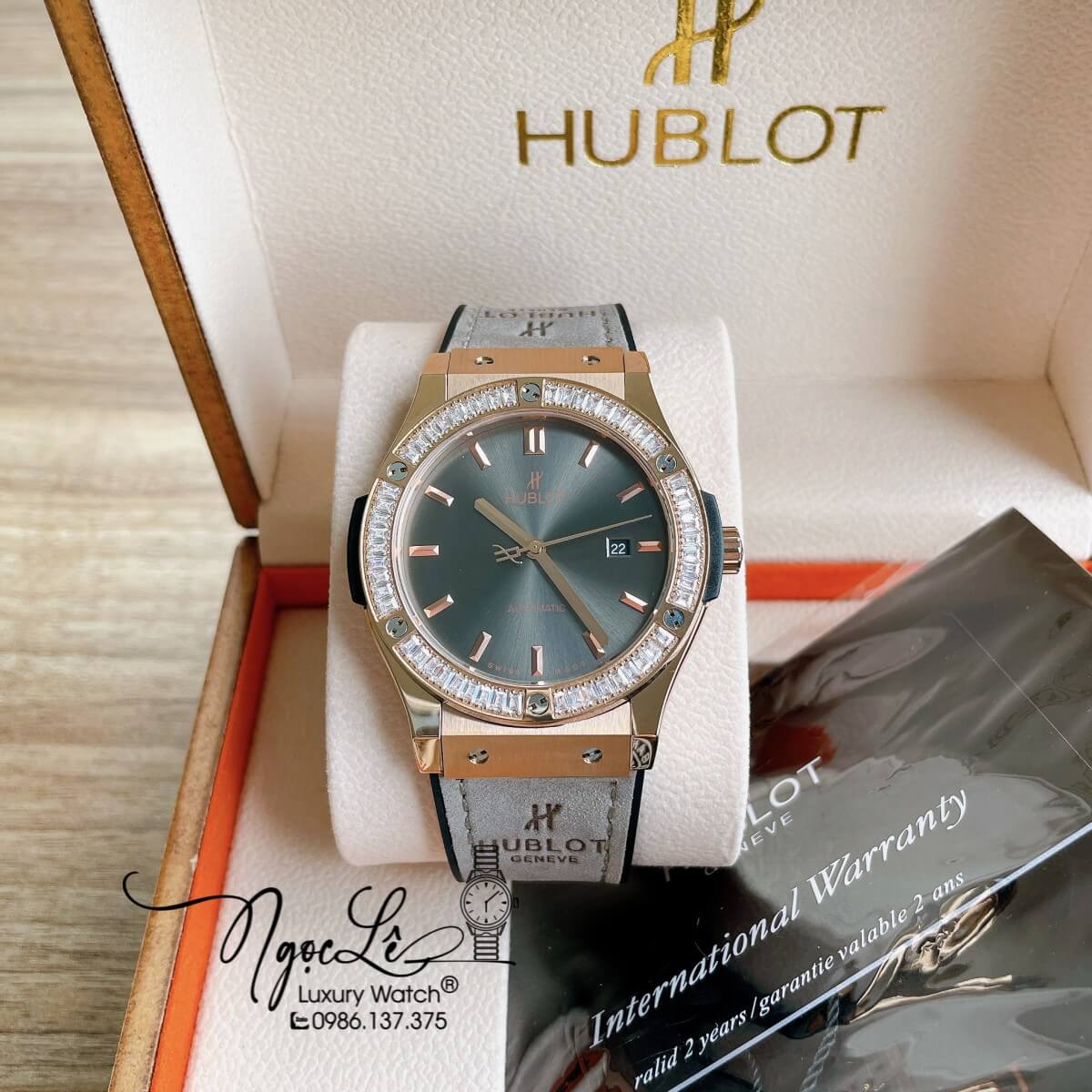 Đồng Hồ Nam Hublot Classic Fusion 42mm Dây Da Silicon Xám Mặt Xám Vỏ Rose Đính Đá