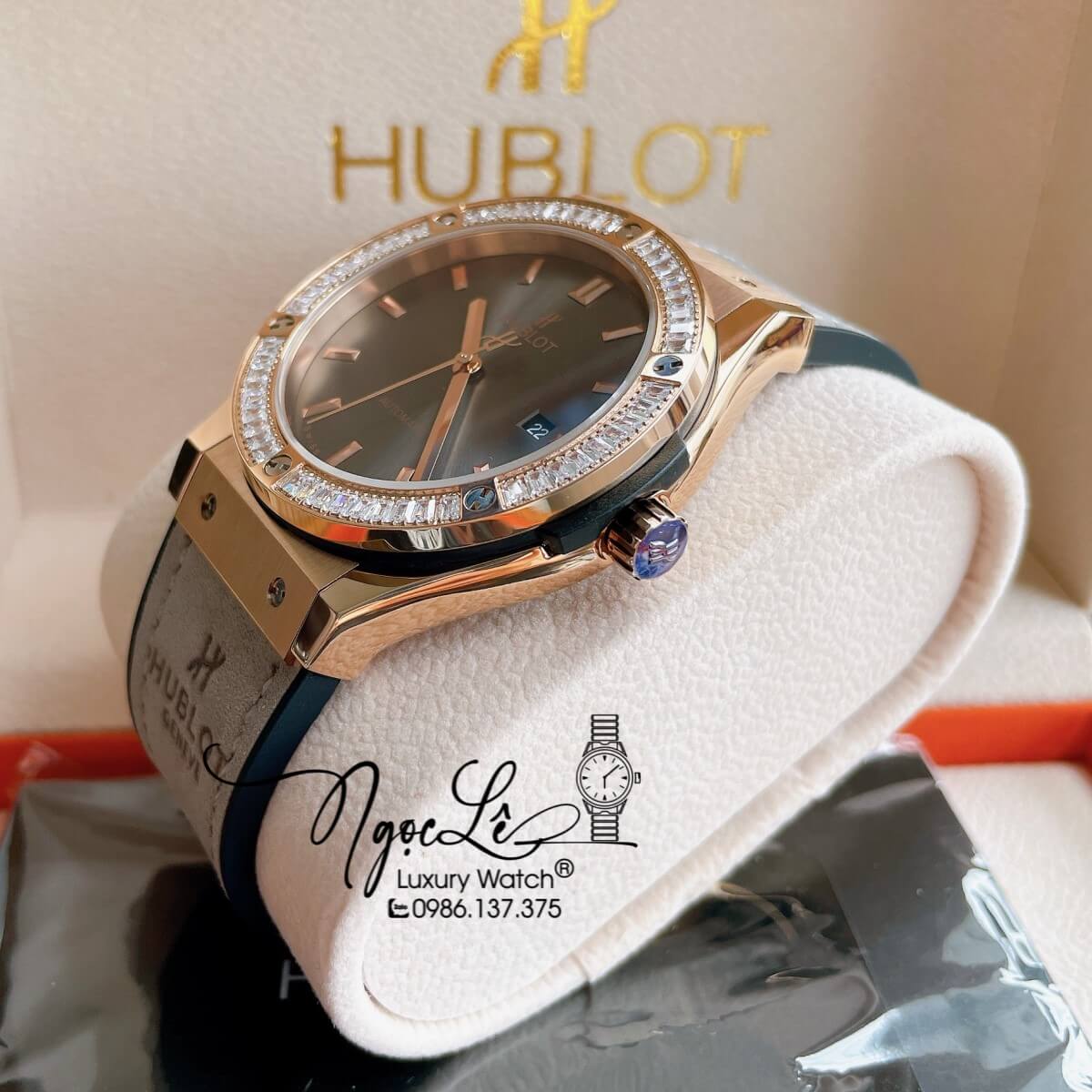 Đồng Hồ Nam Hublot Classic Fusion 42mm Dây Da Silicon Xám Mặt Xám Vỏ Rose Đính Đá