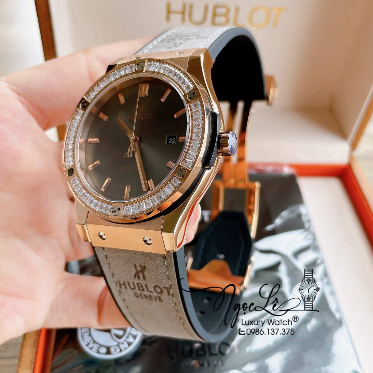 Đồng Hồ Nam Hublot Classic Fusion 42mm Dây Da Silicon Xám Mặt Xám Vỏ Rose Đính Đá