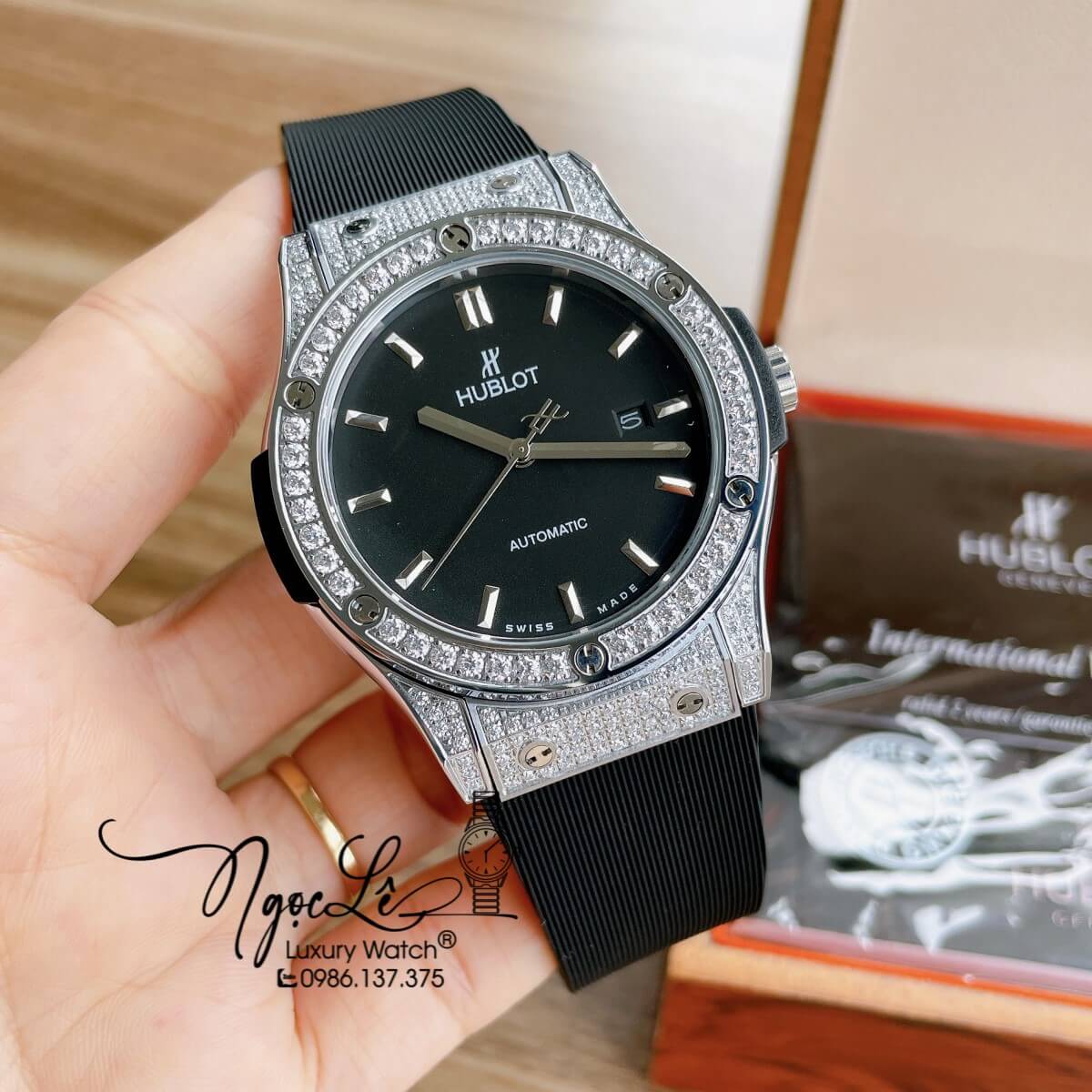 Đồng Hồ Nam Hublot Classic Fusion 42mm Dây Silicon Đen Vỏ Bạc Đính Đá Tròn