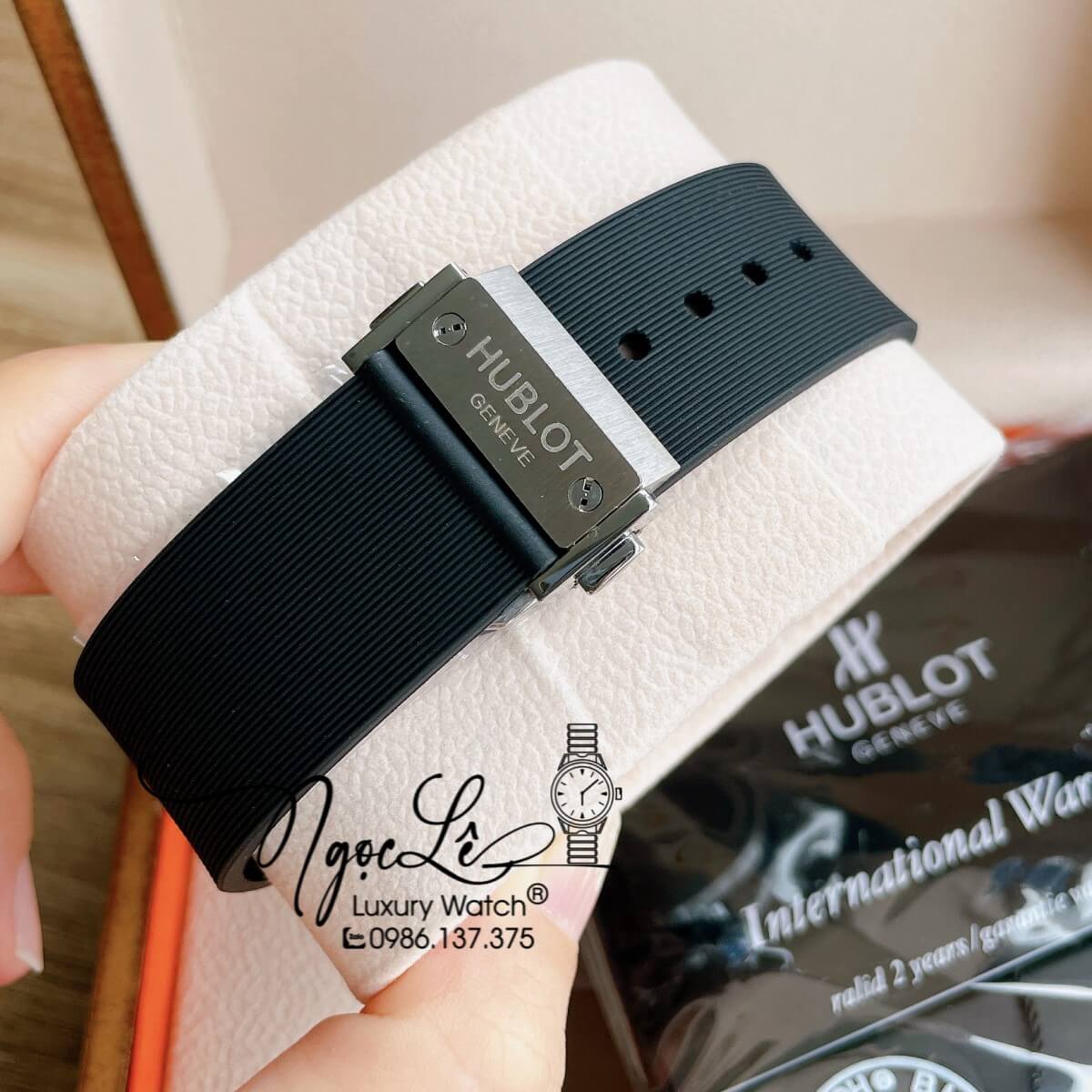 Đồng Hồ Nam Hublot Classic Fusion 42mm Dây Silicon Đen Vỏ Bạc Đính Đá Tròn