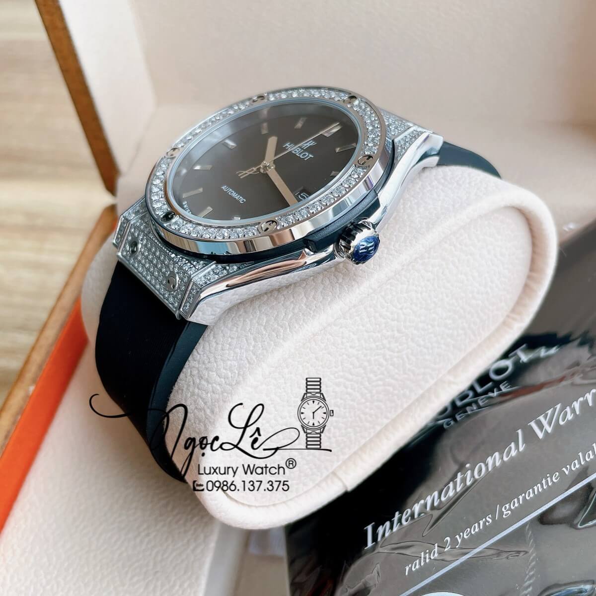 Đồng Hồ Nam Hublot Classic Fusion 42mm Dây Silicon Đen Vỏ Bạc Đính Đá Tròn