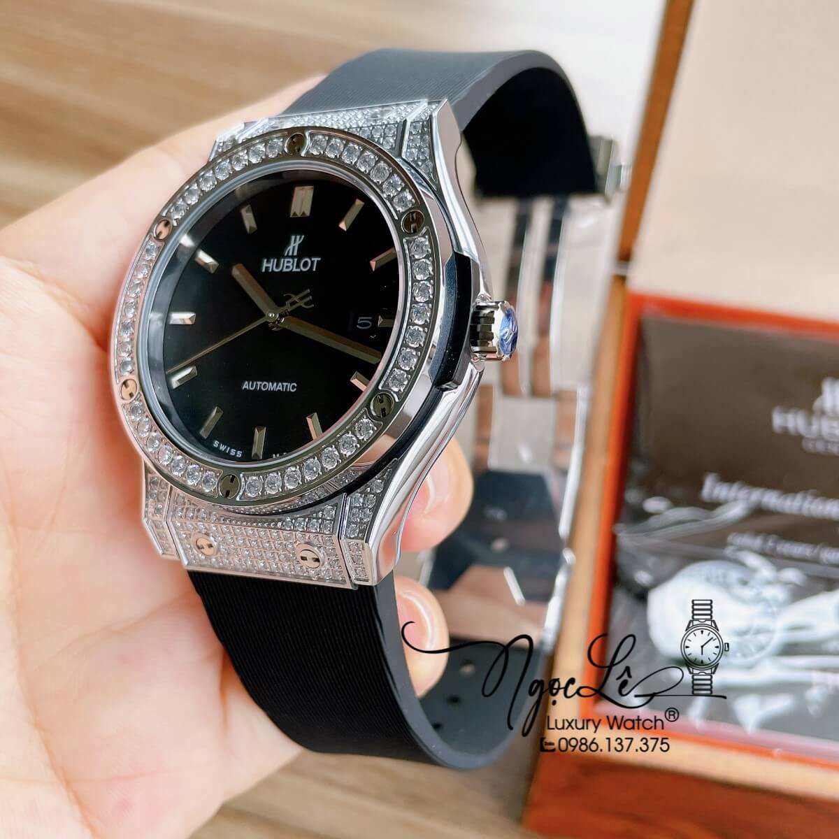 Đồng Hồ Nam Hublot Classic Fusion 42mm Dây Silicon Đen Vỏ Bạc Đính Đá Tròn