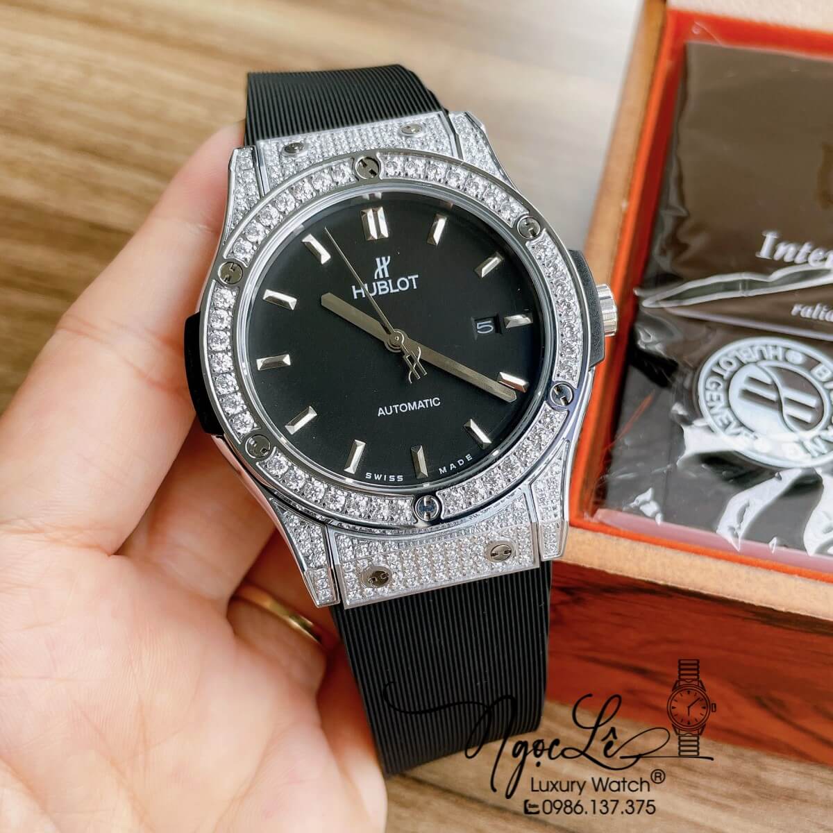 Đồng Hồ Nam Hublot Classic Fusion 42mm Dây Silicon Đen Vỏ Bạc Đính Đá Tròn