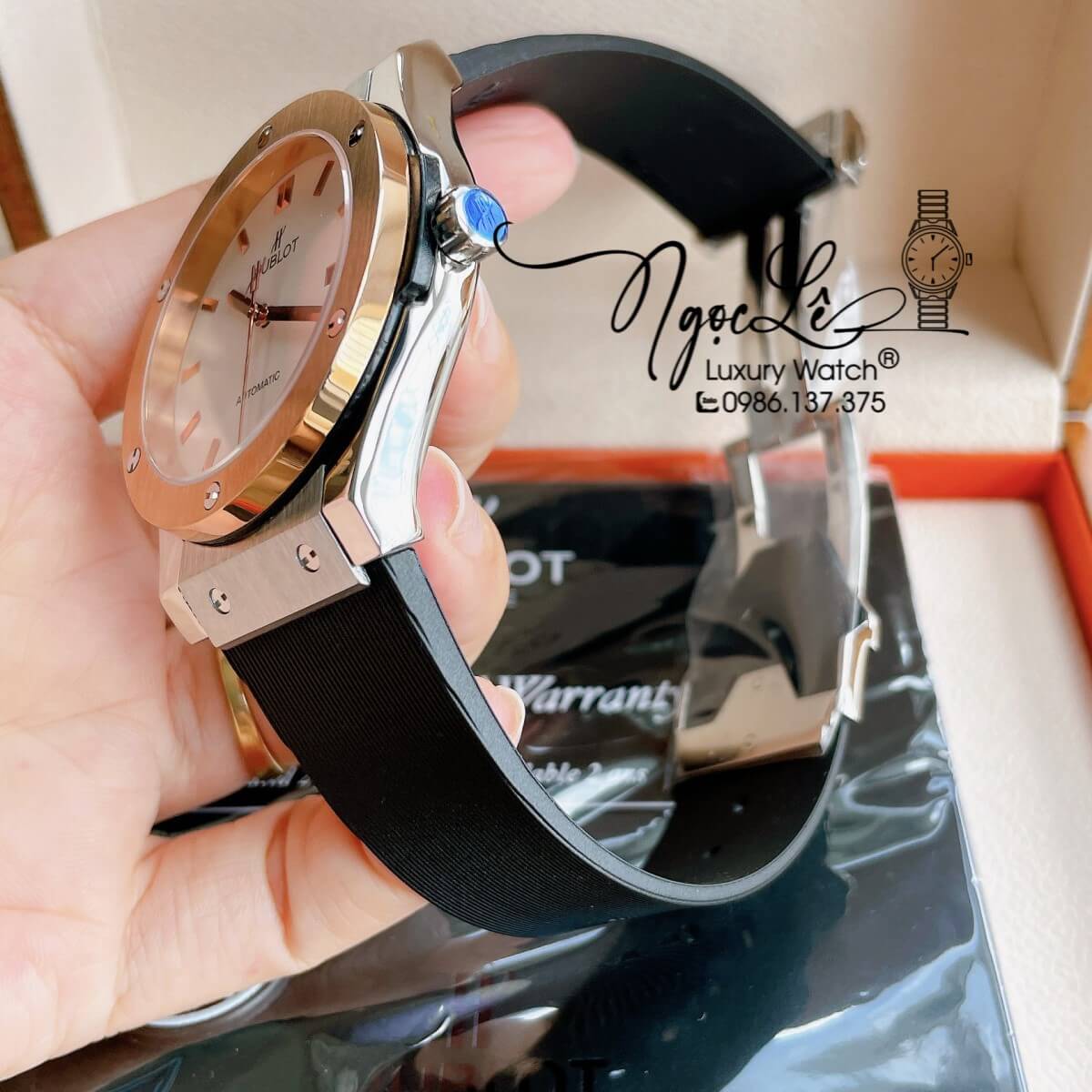 Đồng Hồ Nam Hublot Classic Fusion 42mm Dây Silicon Đen Mặt Trắng Vỏ Demi Vàng Hồng