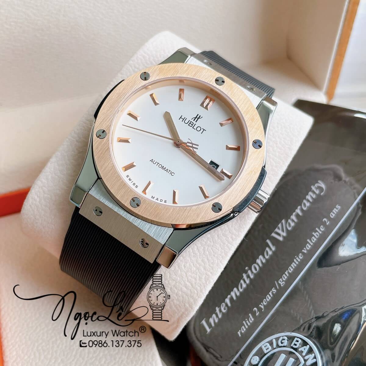 Đồng Hồ Nam Hublot Classic Fusion 42mm Dây Silicon Đen Mặt Trắng Vỏ Demi Vàng Hồng