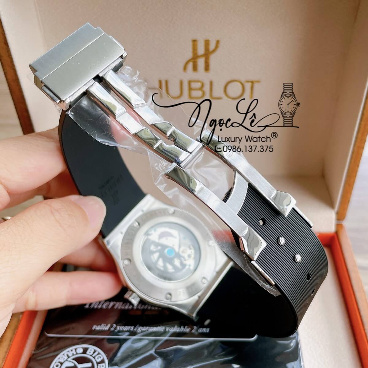 Đồng Hồ Nam Hublot Classic Fusion 42mm Dây Silicon Đen Mặt Trắng Vỏ Demi Vàng Hồng