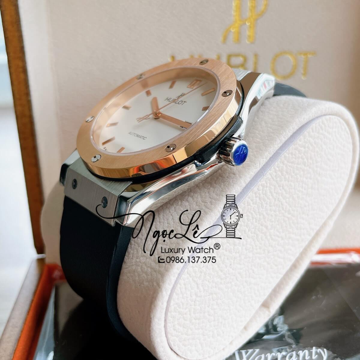 Đồng Hồ Nam Hublot Classic Fusion 42mm Dây Silicon Đen Mặt Trắng Vỏ Demi Vàng Hồng