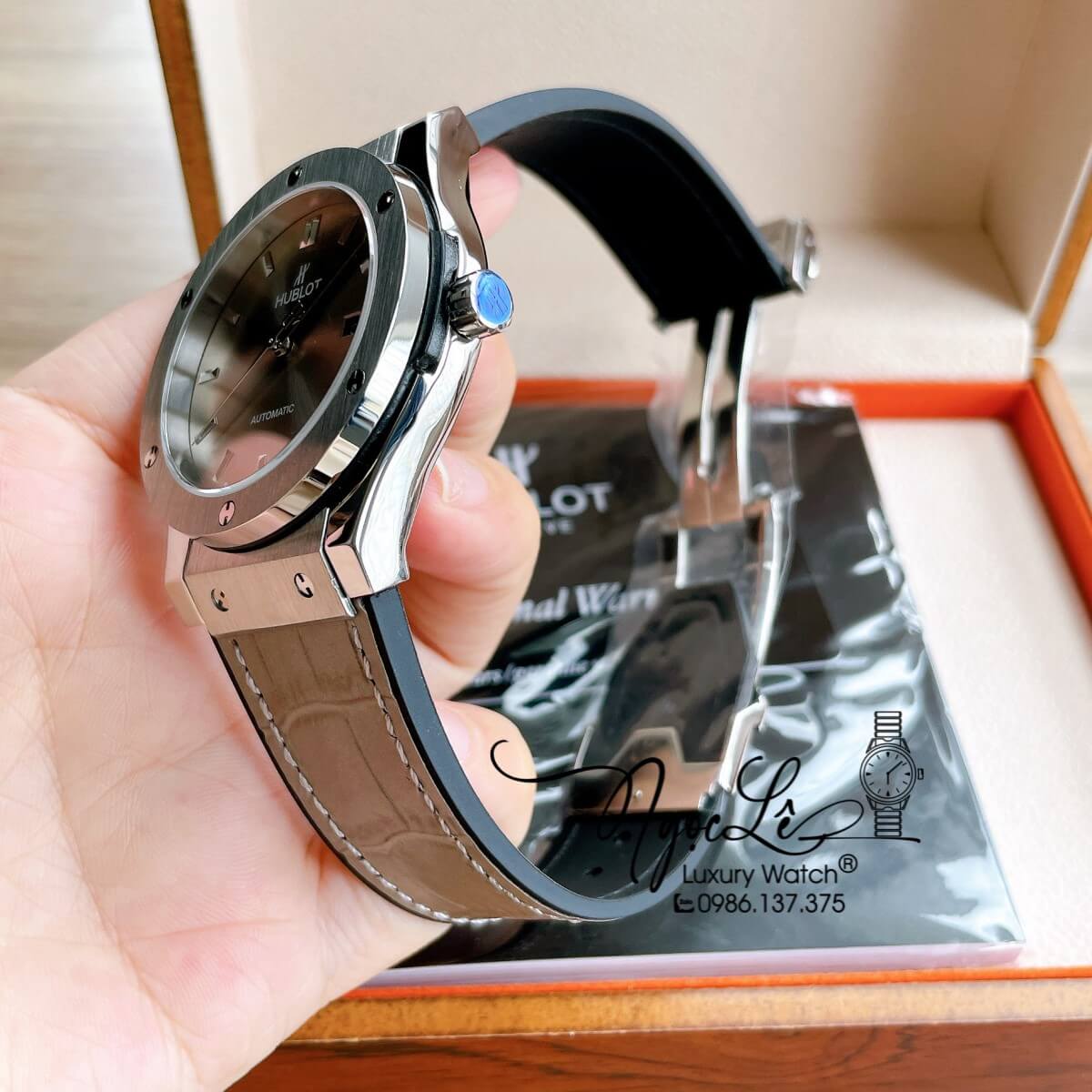 Đồng Hồ Nam Hublot Classic Fusion 42mm Dây Da Silicon Xám Mặt Xám Vỏ Bạc