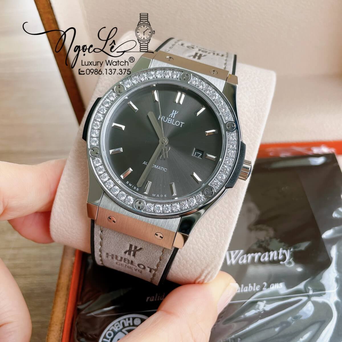 Đồng Hồ Nam Hublot Classic Fusion 42mm Dây Da Silicon Xám Mặt Xám Vỏ Bạc Đính Đá