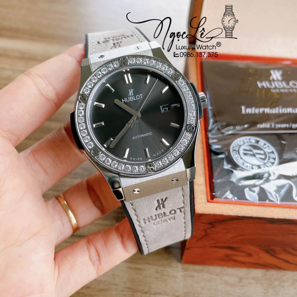 Đồng Hồ Nam Hublot Classic Fusion 42mm Dây Da Silicon Xám Mặt Xám Vỏ Bạc Đính Đá