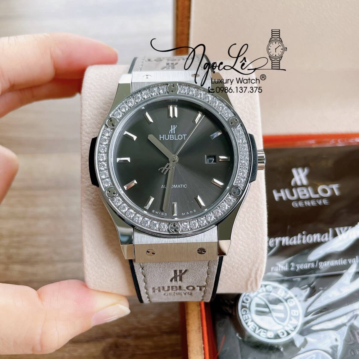 Đồng Hồ Nam Hublot Classic Fusion 42mm Dây Da Silicon Xám Mặt Xám Vỏ Bạc Đính Đá