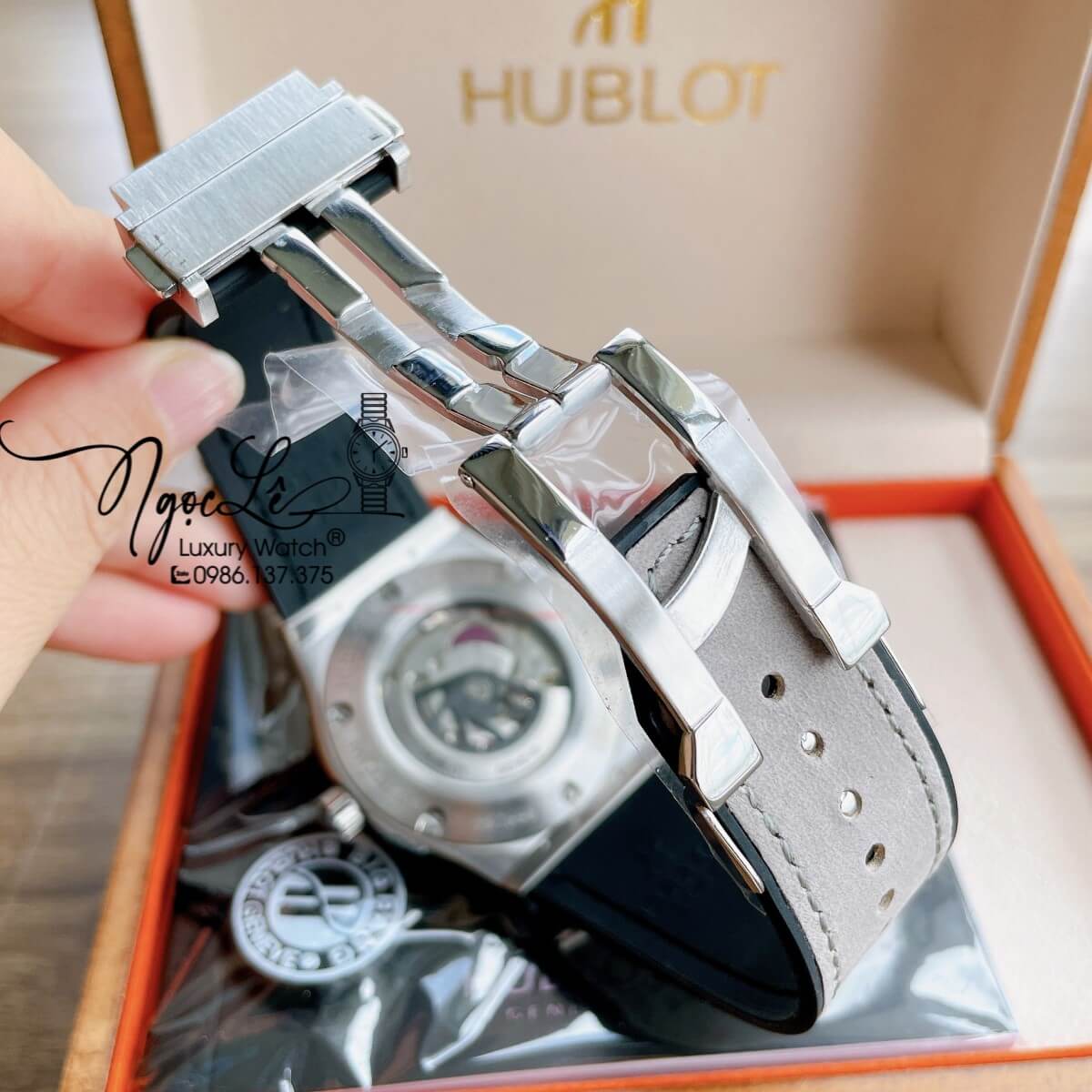 Đồng Hồ Nam Hublot Classic Fusion 42mm Dây Da Silicon Xám Mặt Xám Vỏ Bạc Đính Đá
