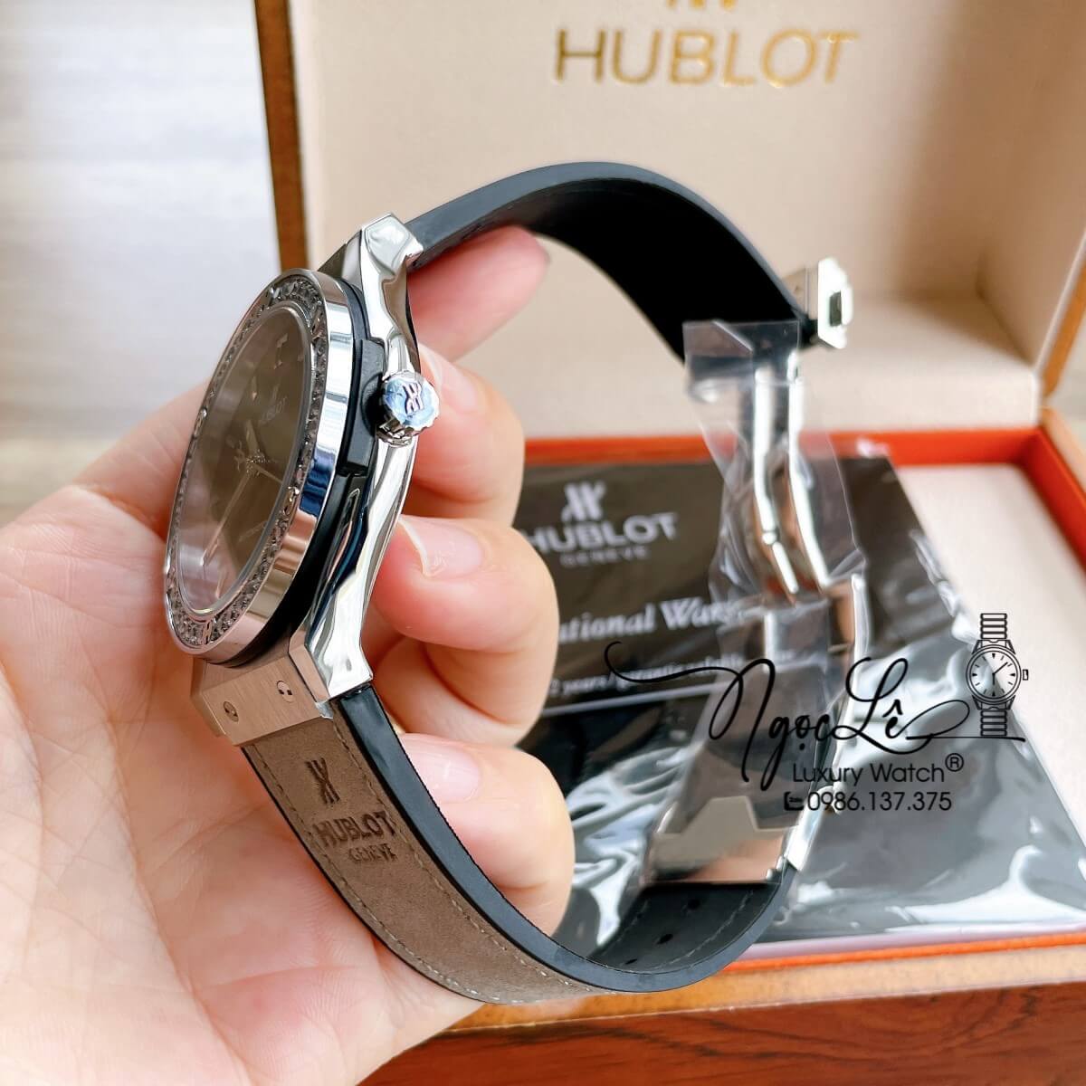 Đồng Hồ Nam Hublot Classic Fusion 42mm Dây Da Silicon Xám Mặt Xám Vỏ Bạc Đính Đá