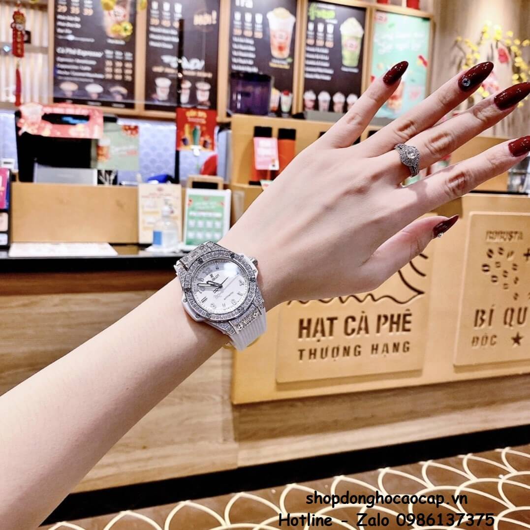 Đồng Hồ Hublot Ngọc Trinh Silicon Trắng Đính Đá Bạc 37mm