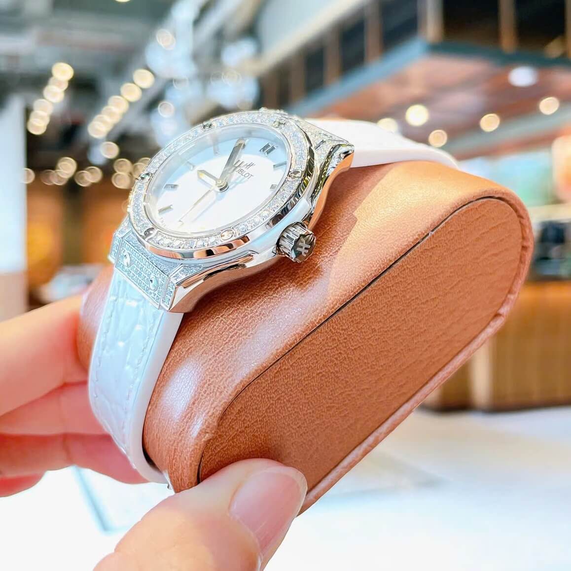 Đồng Hồ Nữ Hublot Classic Fusion Dây Cao Su Trắng Đính Đá Size 30mm Máy Pin Miyota Nhật - Vỏ Silver