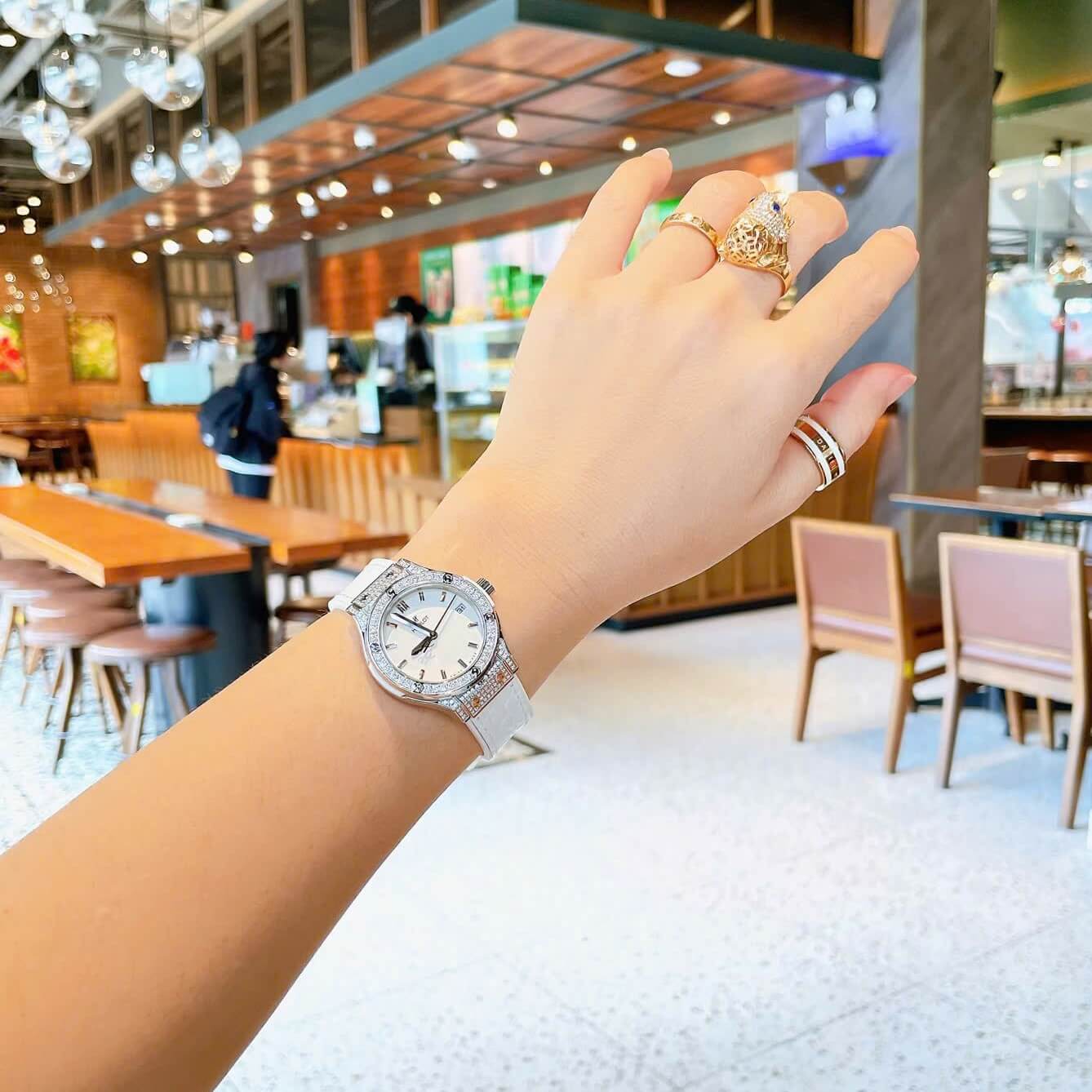Đồng Hồ Nữ Hublot Classic Fusion Dây Cao Su Trắng Đính Đá Size 30mm Máy Pin Miyota Nhật - Vỏ Silver