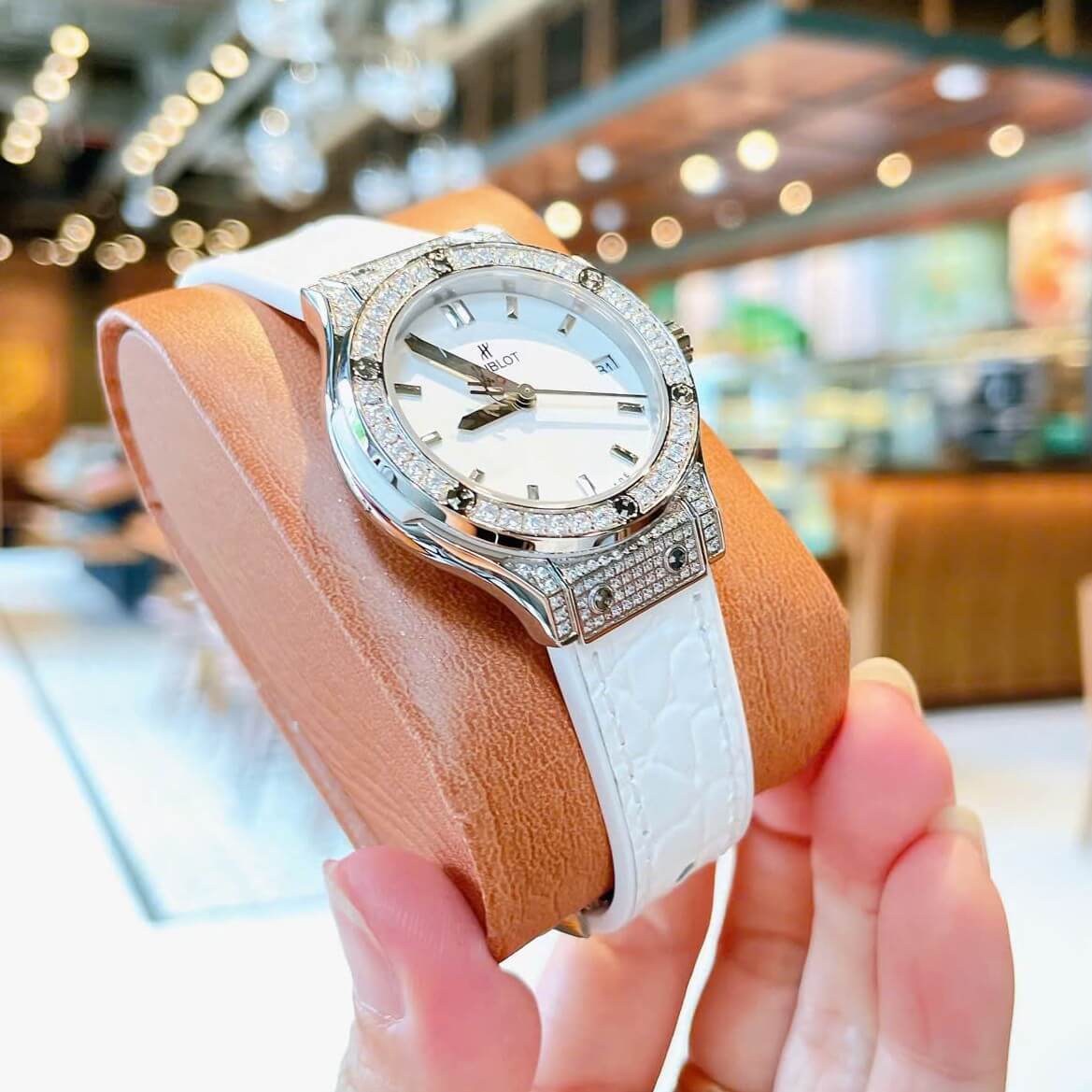 Đồng Hồ Nữ Hublot Classic Fusion Dây Cao Su Trắng Đính Đá Size 30mm Máy Pin Miyota Nhật - Vỏ Silver