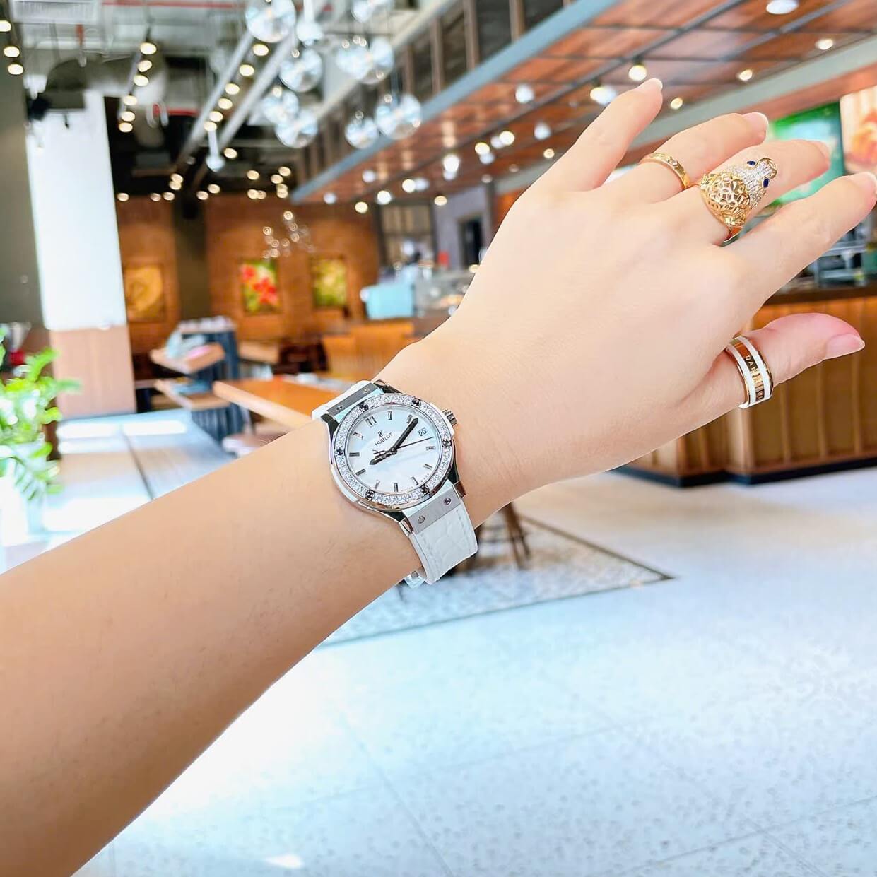 Đồng Hồ Nữ Hublot Classic Fusion Dây Cao Su Trắng Viền Đá Size 30mm Máy Pin Miyota Nhật - Vỏ Silver
