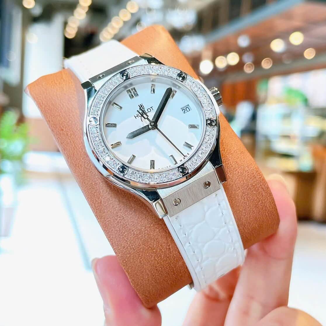 Đồng Hồ Nữ Hublot Classic Fusion Dây Cao Su Trắng Viền Đá Size 30mm Máy Pin Miyota Nhật - Vỏ Silver
