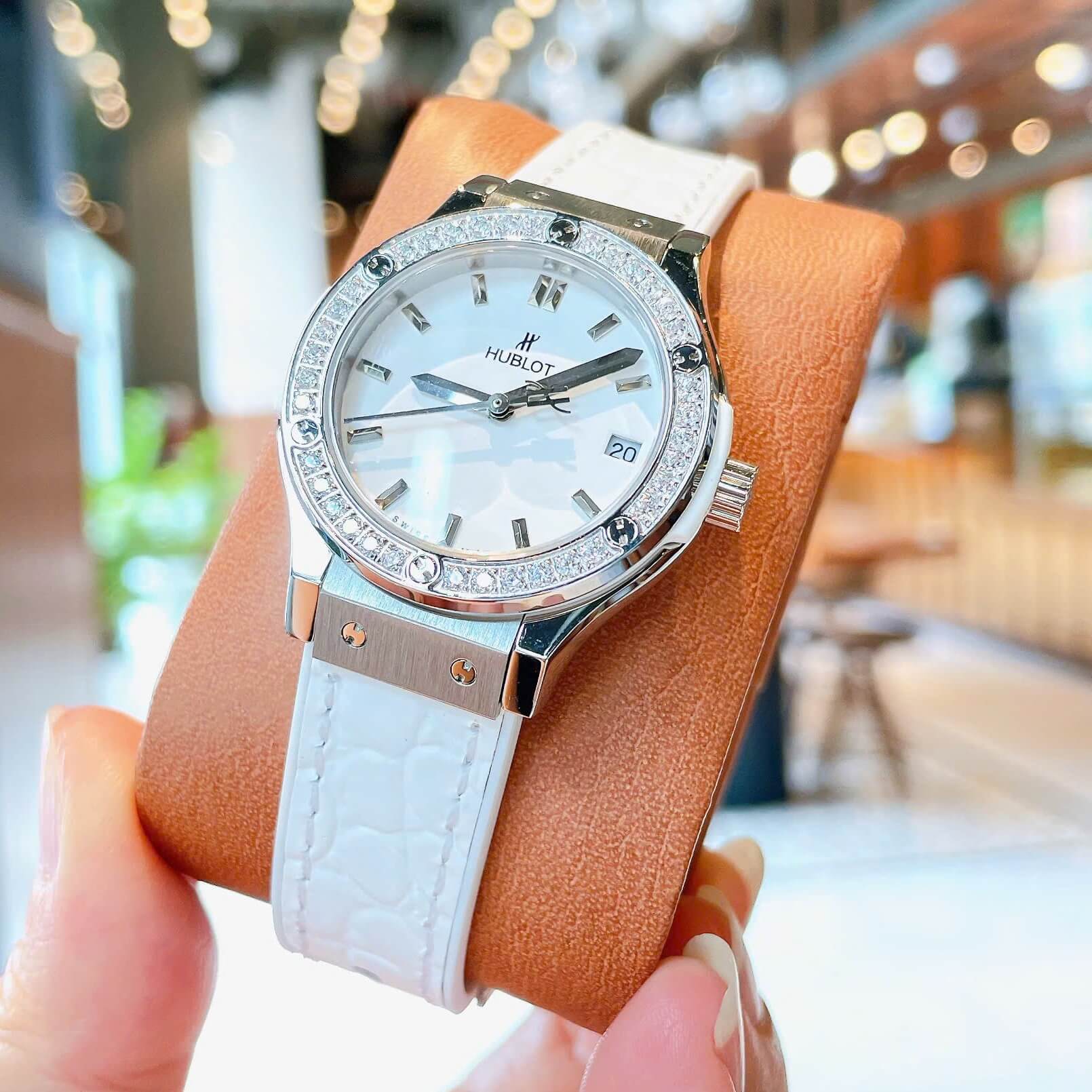 Đồng Hồ Nữ Hublot Classic Fusion Dây Cao Su Trắng Viền Đá Size 30mm Máy Pin Miyota Nhật - Vỏ Silver