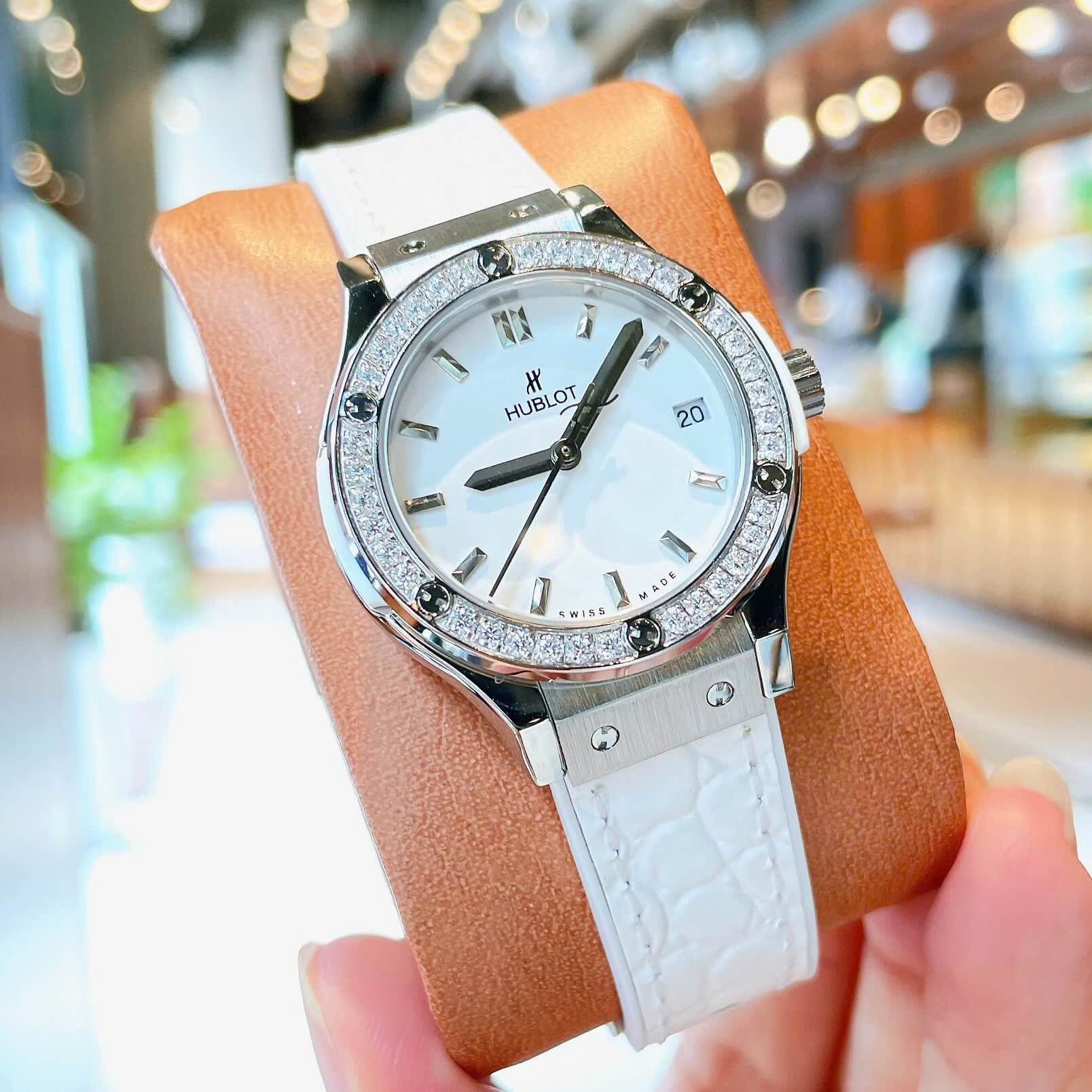 Đồng Hồ Nữ Hublot Classic Fusion Dây Cao Su Trắng Viền Đá Size 30mm Máy Pin Miyota Nhật - Vỏ Silver