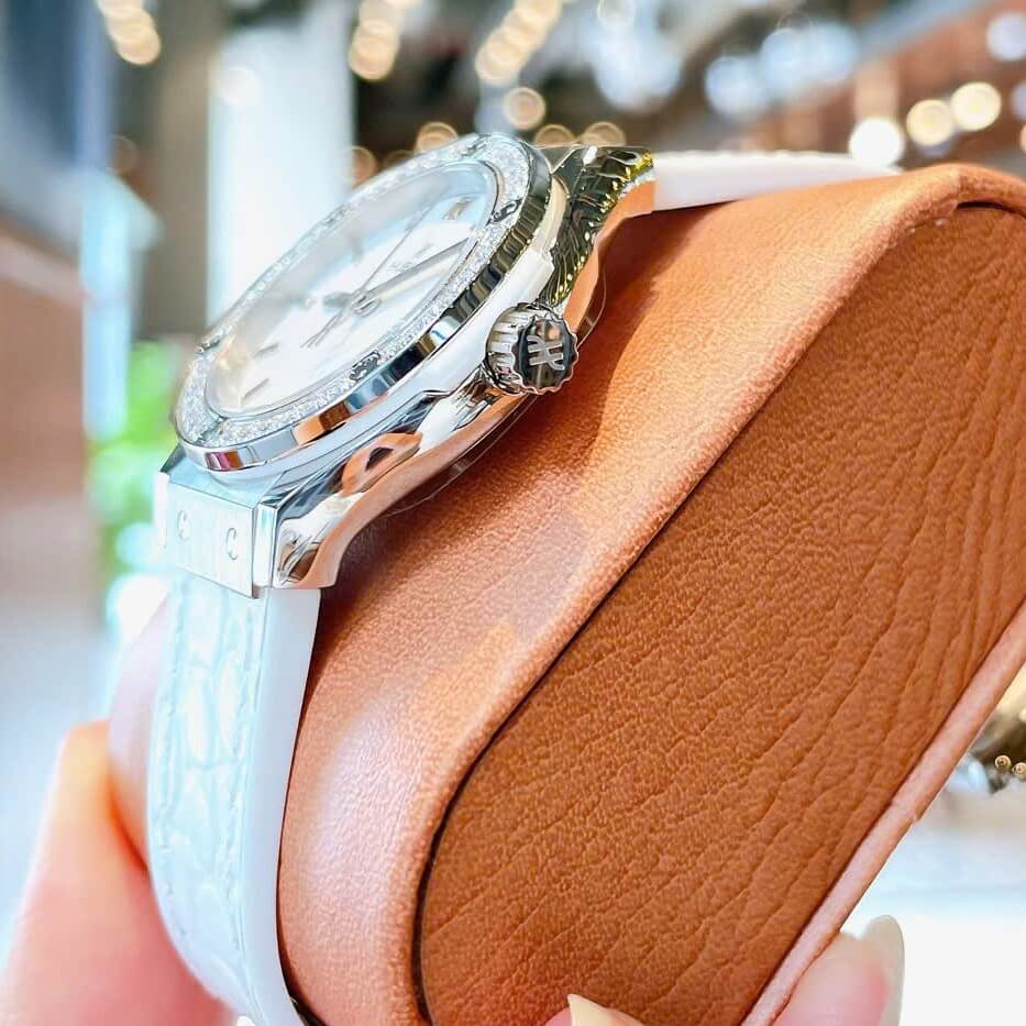 Đồng Hồ Nữ Hublot Classic Fusion Dây Cao Su Trắng Viền Đá Size 30mm Máy Pin Miyota Nhật - Vỏ Silver