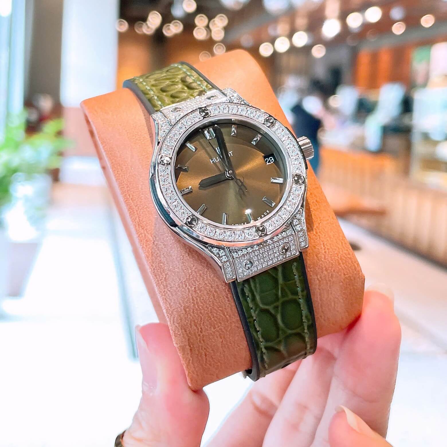 Đồng Hồ Nữ Hublot Classic Fusion Dây Cao Su Màu Xanh Rêu Viền Đính Đá Size 30mm Máy Pin Miyota Nhật - Vỏ Silver