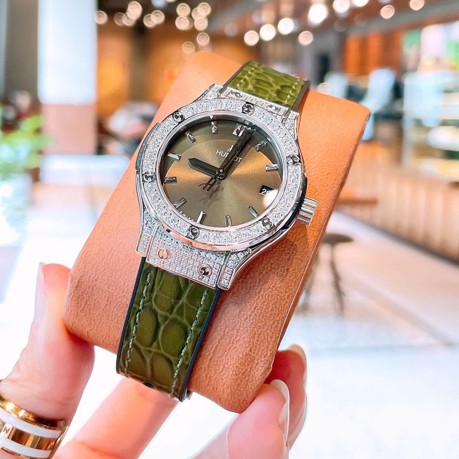 Đồng Hồ Nữ Hublot Classic Fusion Dây Cao Su Màu Xanh Rêu Viền Đính Đá Size 30mm Máy Pin Miyota Nhật - Vỏ Silver
