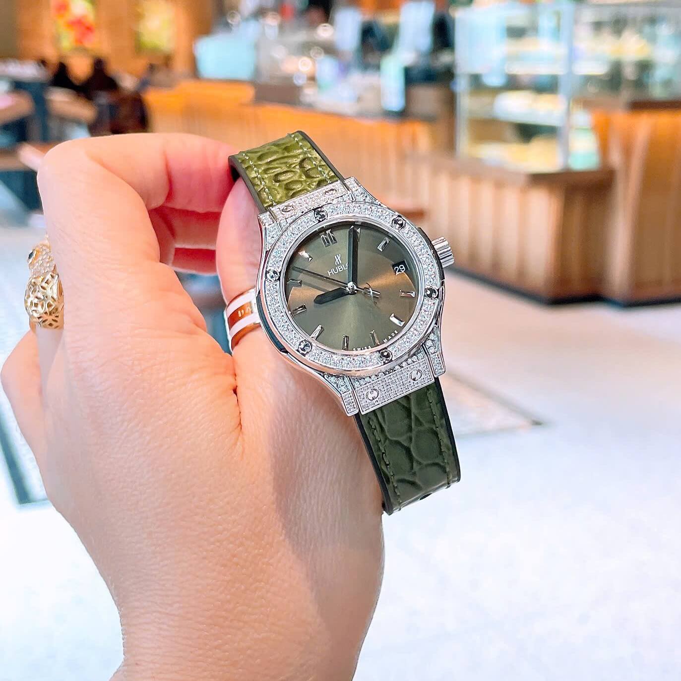 Đồng Hồ Nữ Hublot Classic Fusion Dây Cao Su Màu Xanh Rêu Viền Đính Đá Size 30mm Máy Pin Miyota Nhật - Vỏ Silver