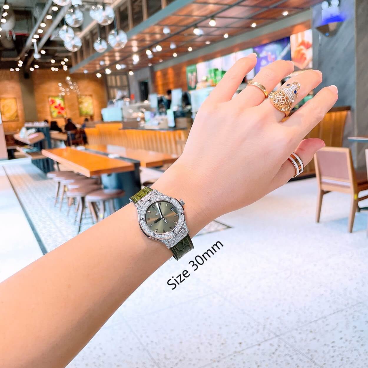 Đồng Hồ Nữ Hublot Classic Fusion Dây Cao Su Màu Xanh Rêu Viền Đính Đá Size 30mm Máy Pin Miyota Nhật - Vỏ Silver