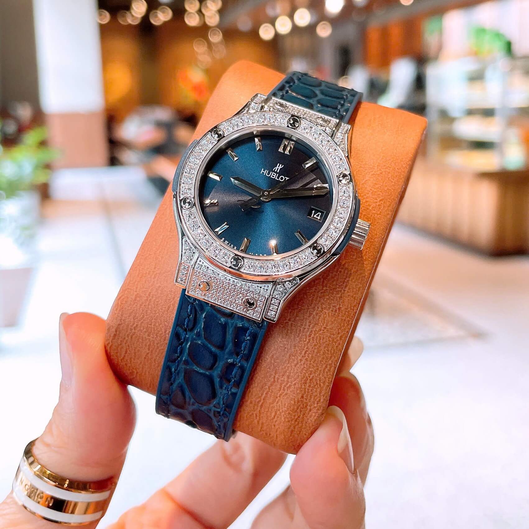 Đồng Hồ Nữ Hublot Classic Fusion Dây Cao Su Màu Xanh Navy Viền Đính Đá Size 30mm Máy Pin Miyota Nhật - Vỏ Silver