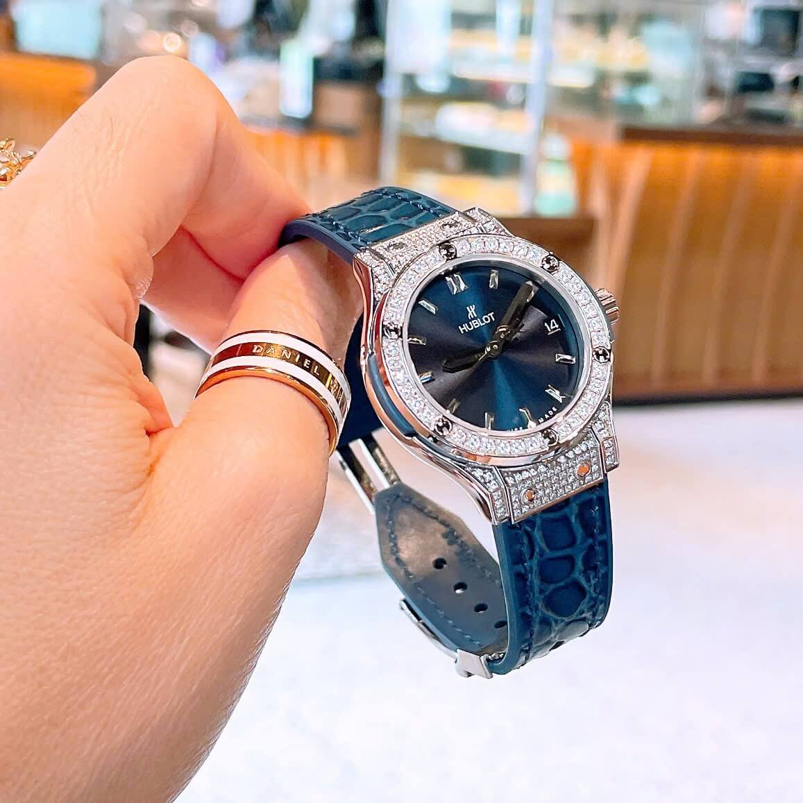 Đồng Hồ Nữ Hublot Classic Fusion Dây Cao Su Màu Xanh Navy Viền Đính Đá Size 30mm Máy Pin Miyota Nhật - Vỏ Silver