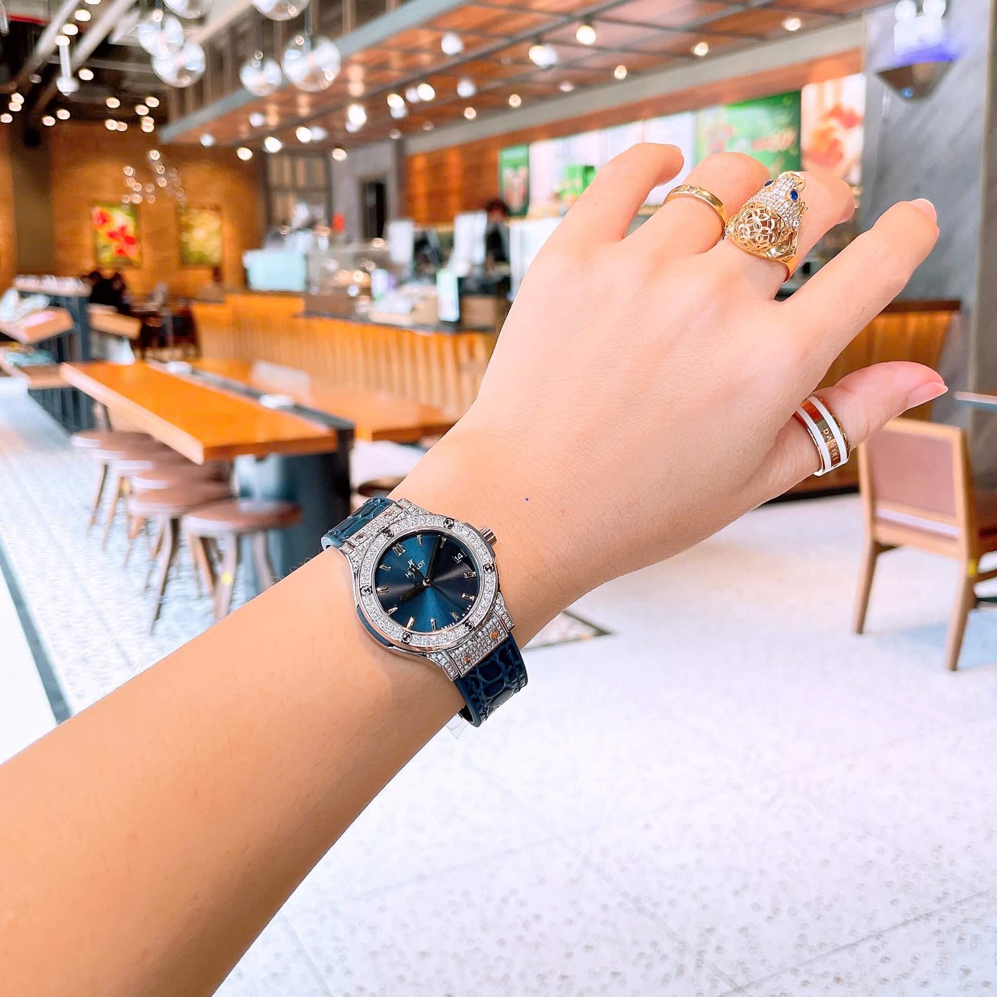 Đồng Hồ Nữ Hublot Classic Fusion Dây Cao Su Màu Xanh Navy Viền Đính Đá Size 30mm Máy Pin Miyota Nhật - Vỏ Silver