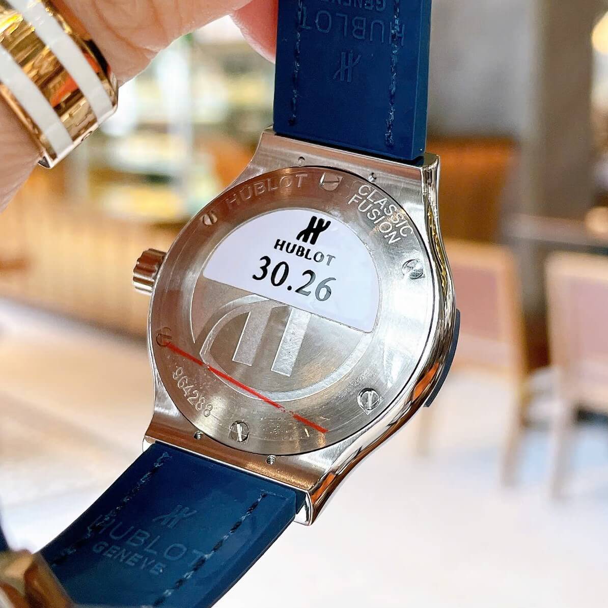 Đồng Hồ Nữ Hublot Classic Fusion Dây Cao Su Màu Xanh Navy Viền Đính Đá Size 30mm Máy Pin Miyota Nhật - Vỏ Silver