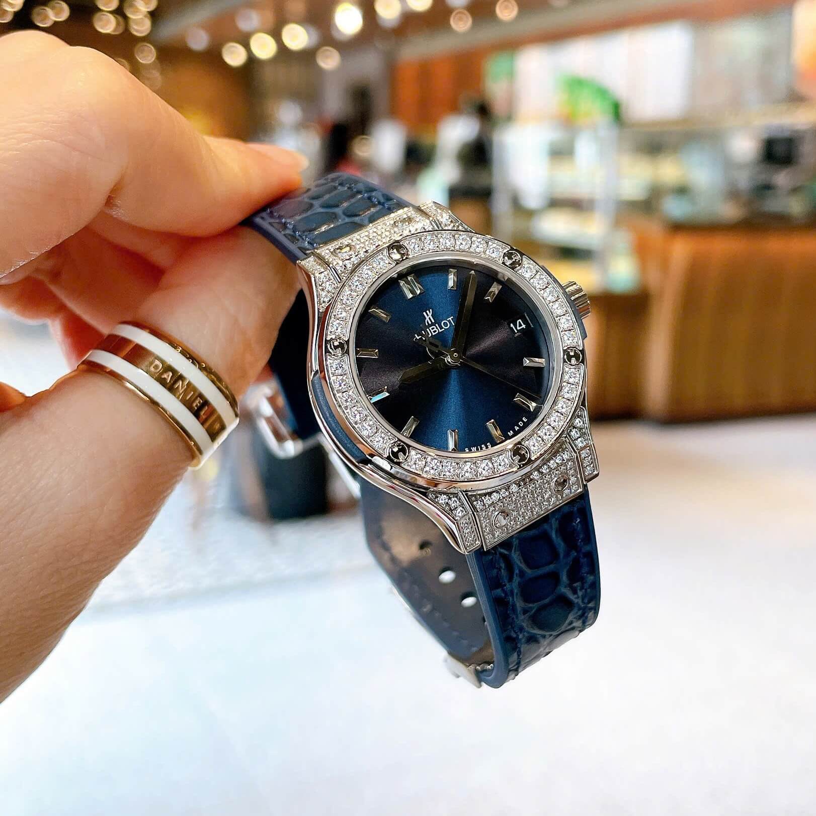 Đồng Hồ Nữ Hublot Classic Fusion Dây Cao Su Màu Xanh Navy Viền Đính Đá Size 30mm Máy Pin Miyota Nhật - Vỏ Silver