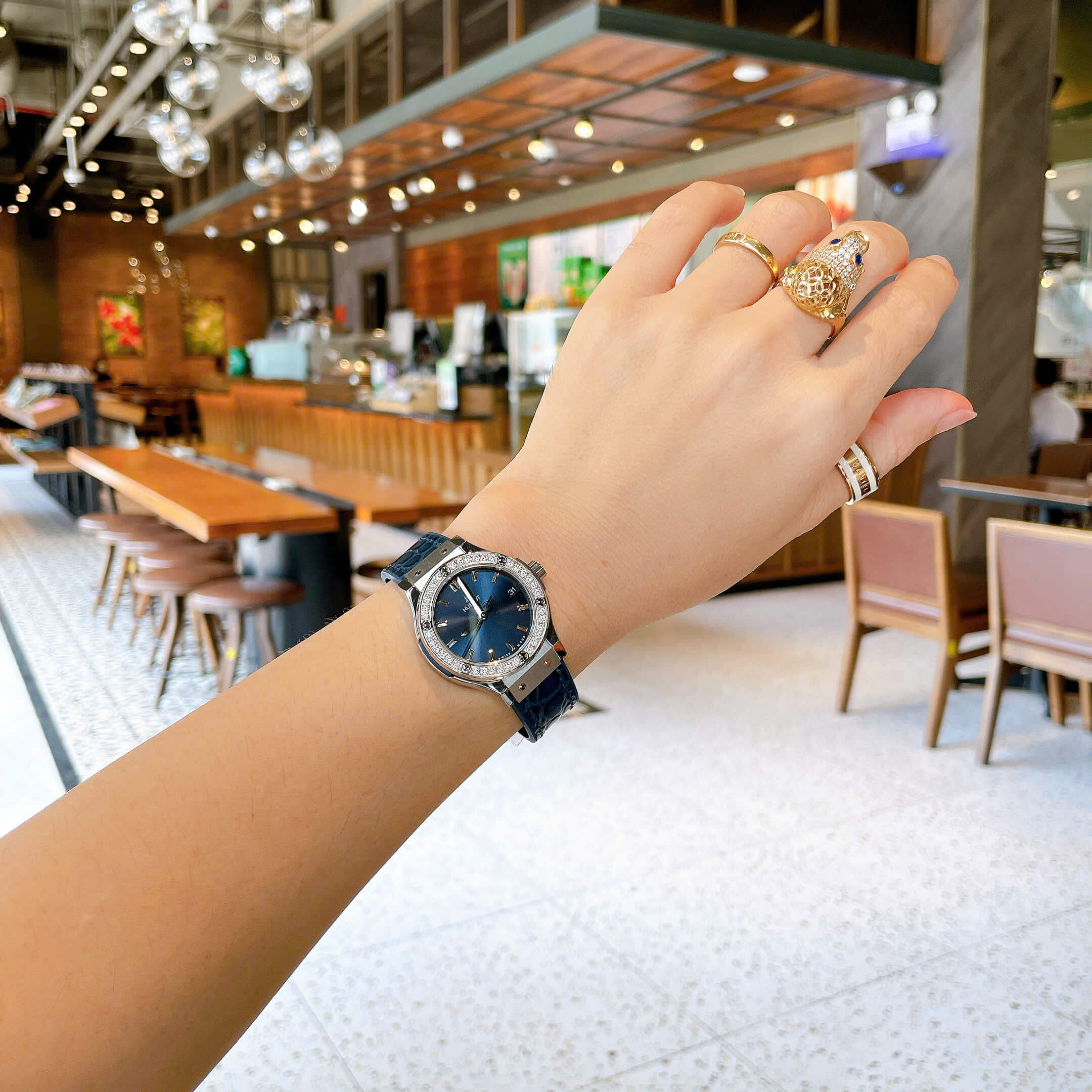 Đồng Hồ Nữ Hublot Classic Fusion Dây Cao Su Xanh Navy Viền Đá Size 30mm Máy Pin Miyota Nhật - Vỏ Silver