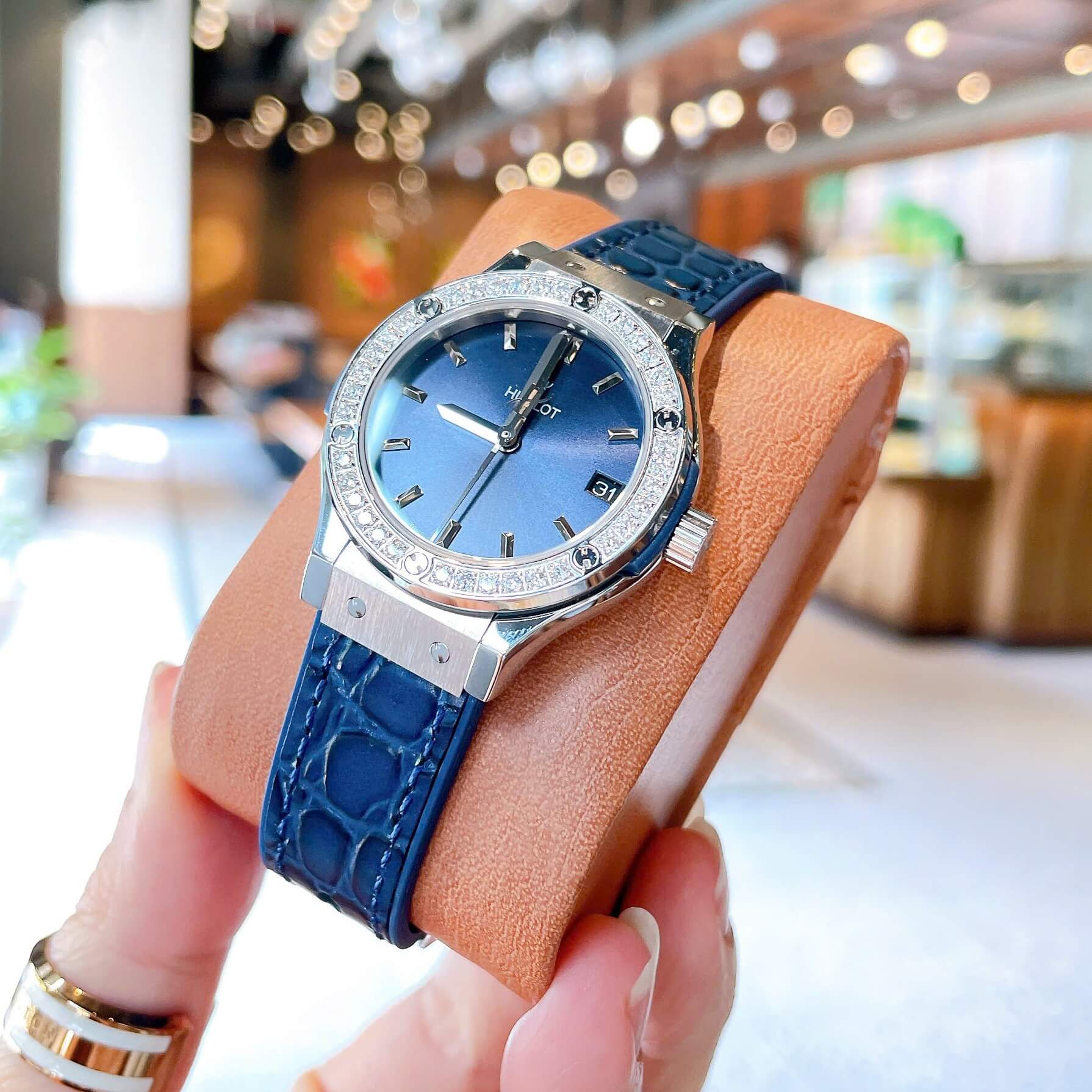 Đồng Hồ Nữ Hublot Classic Fusion Dây Cao Su Xanh Navy Viền Đá Size 30mm Máy Pin Miyota Nhật - Vỏ Silver
