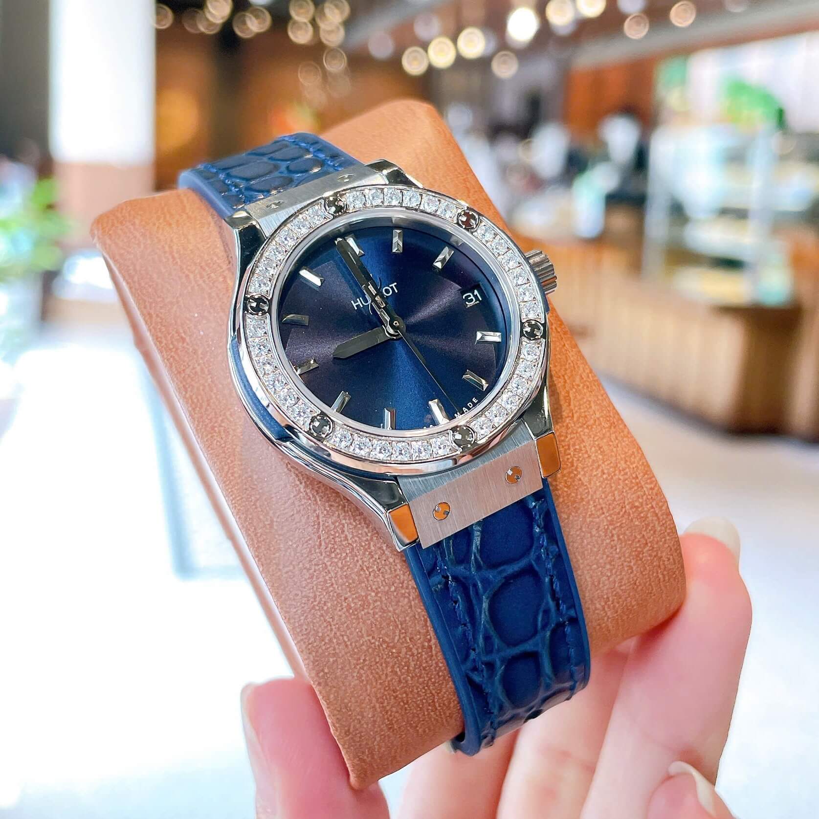 Đồng Hồ Nữ Hublot Classic Fusion Dây Cao Su Xanh Navy Viền Đá Size 30mm Máy Pin Miyota Nhật - Vỏ Silver