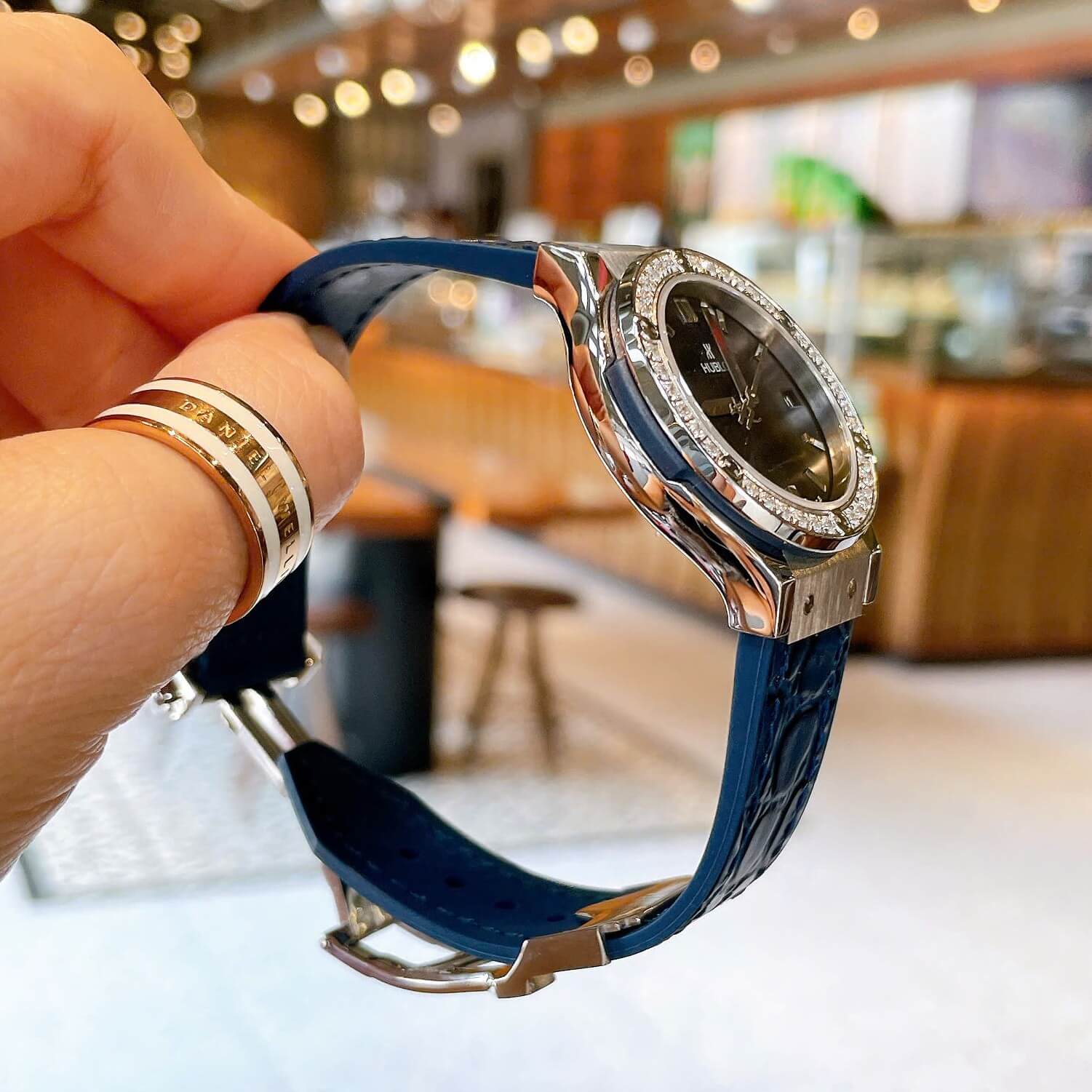 Đồng Hồ Nữ Hublot Classic Fusion Dây Cao Su Xanh Navy Viền Đá Size 30mm Máy Pin Miyota Nhật - Vỏ Silver