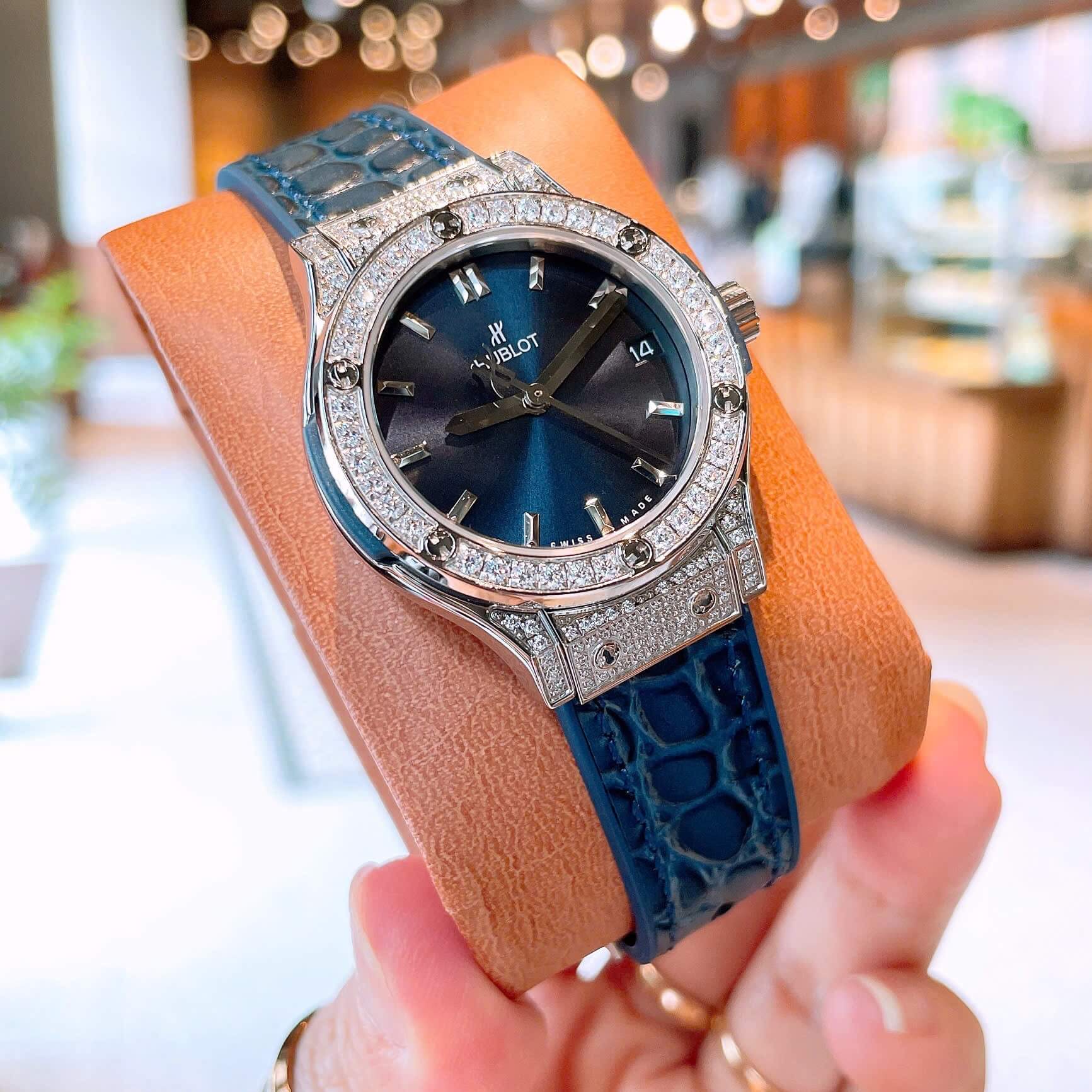 Đồng Hồ Nữ Hublot Classic Fusion Dây Cao Su Màu Xanh Navy Viền Đính Đá Size 30mm Máy Pin Miyota Nhật - Vỏ Silver