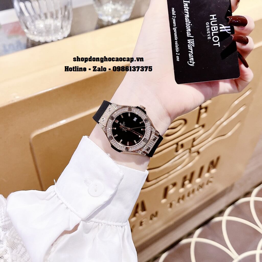 Đồng Hồ Nữ Hublot Classic Fusion Dây Silicon Đen Mặt Đen Đính Đá Rose 34mm