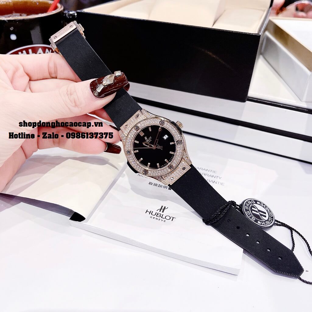Đồng Hồ Nữ Hublot Classic Fusion Dây Silicon Đen Mặt Đen Đính Đá Rose 34mm