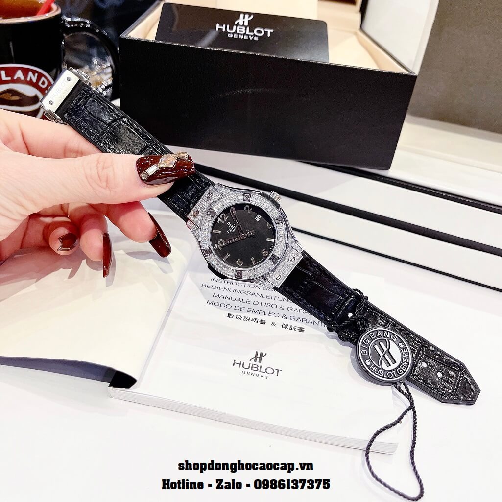 Đồng Hồ Nữ Hublot Classic Fusion Dây Silicon Đen Mặt Đen 34mm Đính Đá Silver