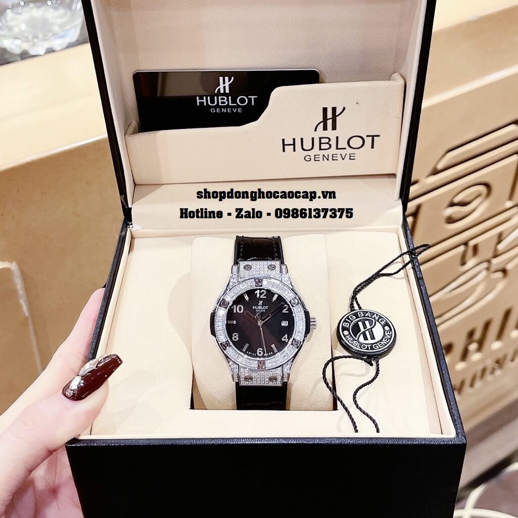 Đồng Hồ Nữ Hublot Classic Fusion Dây Silicon Đen Mặt Đen 34mm Đính Đá Silver